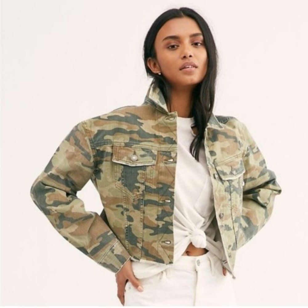 FREE PEOPLE GREEN CAMO CROP DENIM JACKET SIZE XS